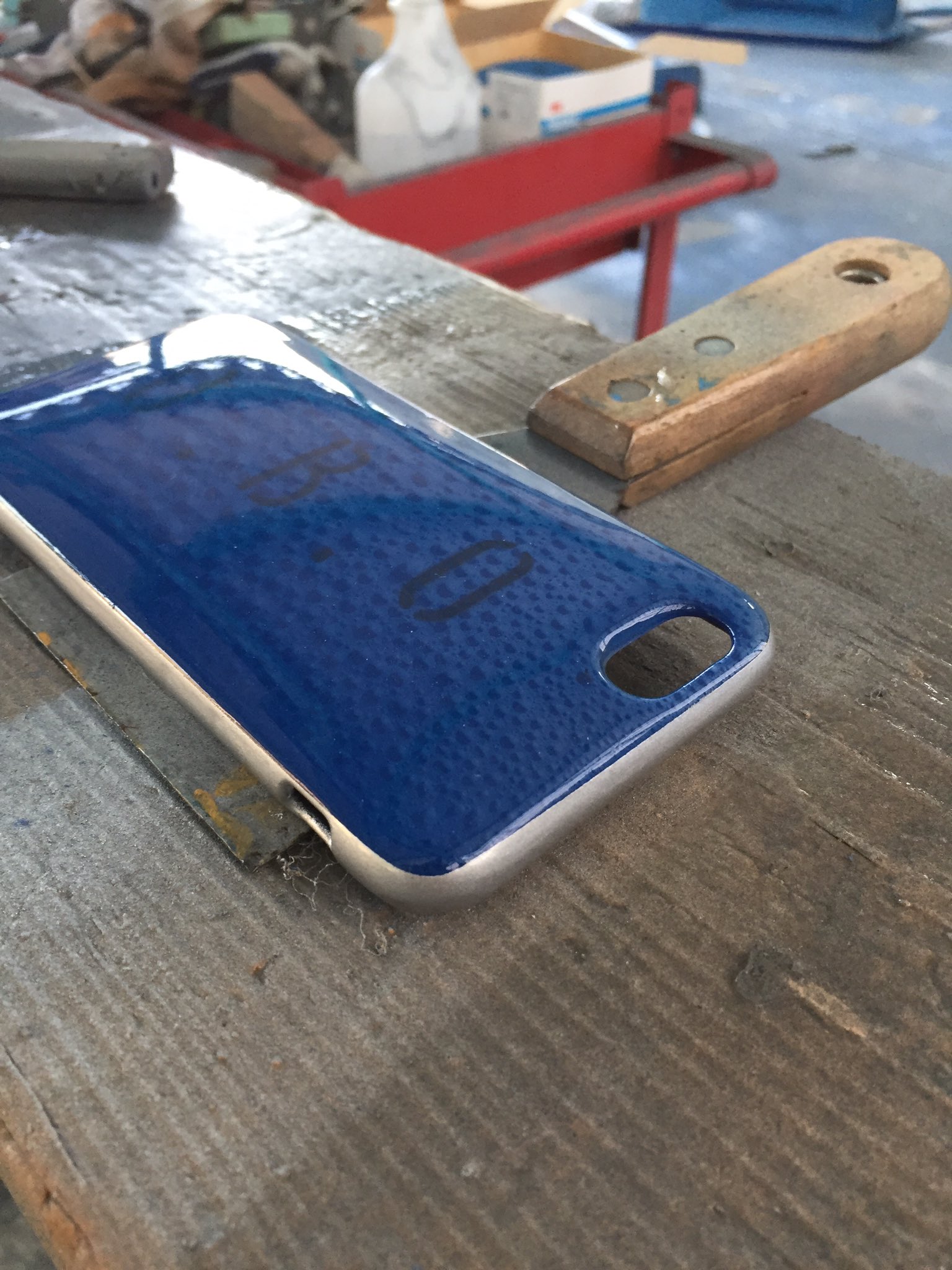 Kyota No Twitter Iphoneケース 汚かったので塗り替え ブツブツ水玉模様です 枠はシルバー Iphoneケース Iphoneカバー 携帯ケース 水玉模様 エアブラシ デザイン 塗装 カスタムぺイント カスタム塗装 アート ステンシルアート ストリートアート