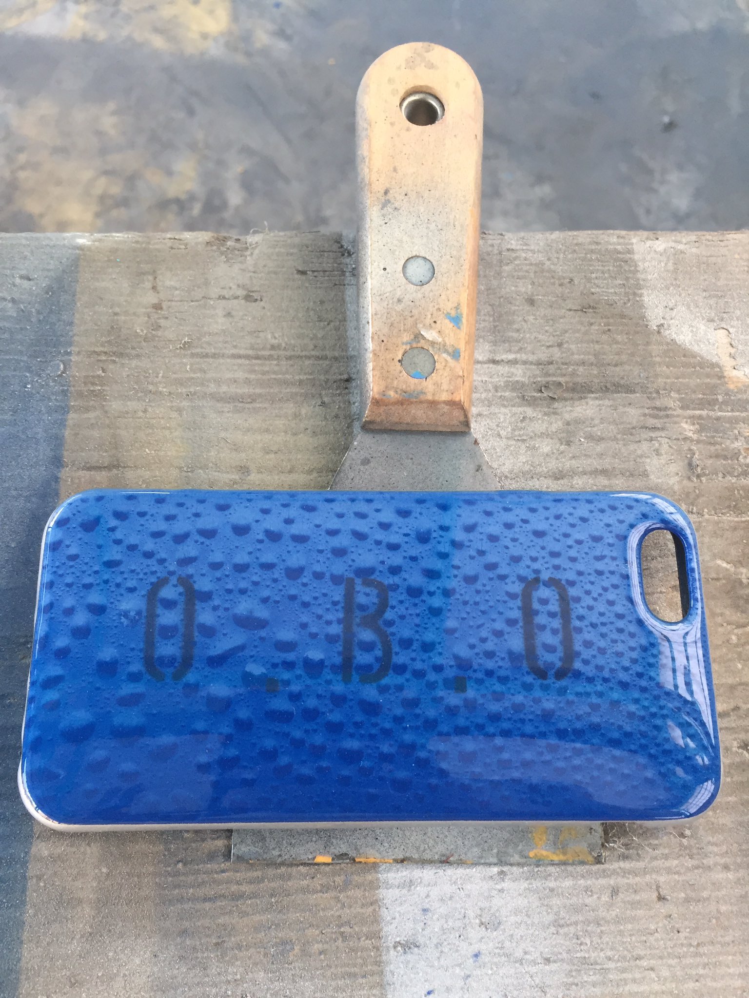 Kyota No Twitter Iphoneケース 汚かったので塗り替え ブツブツ水玉模様です 枠はシルバー Iphoneケース Iphoneカバー 携帯ケース 水玉模様 エアブラシ デザイン 塗装 カスタムぺイント カスタム塗装 アート ステンシルアート ストリートアート