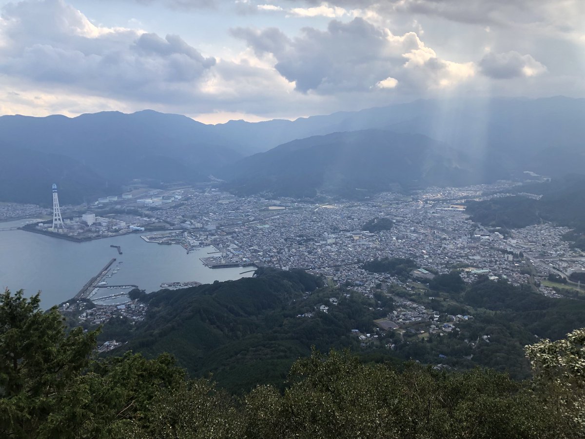 岡田ゆうへい のりくんと熊野古道へ とても素晴らしく楽しかった 高二の頃に梁塵秘抄 熊野古道の幻想をやってからずっと来たかった場所 あの頃の思い出がふつふつと蘇った 楽しかったな あの頃w そして死ぬほどきつかった登山 次はもっと覚悟決めてき