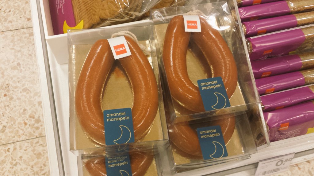 marnixvdvijver's tweet image. Na @Unox en de @VegaSlager komt nu ook de @HEMA met vegetarische rookworst! #fijnesinterklaas
