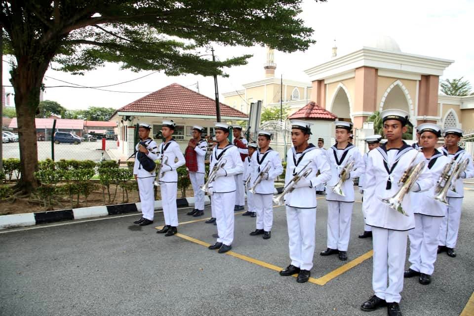 Porno tomosha qiling: Aka opaga korsatadi Bir yigit porno wufel