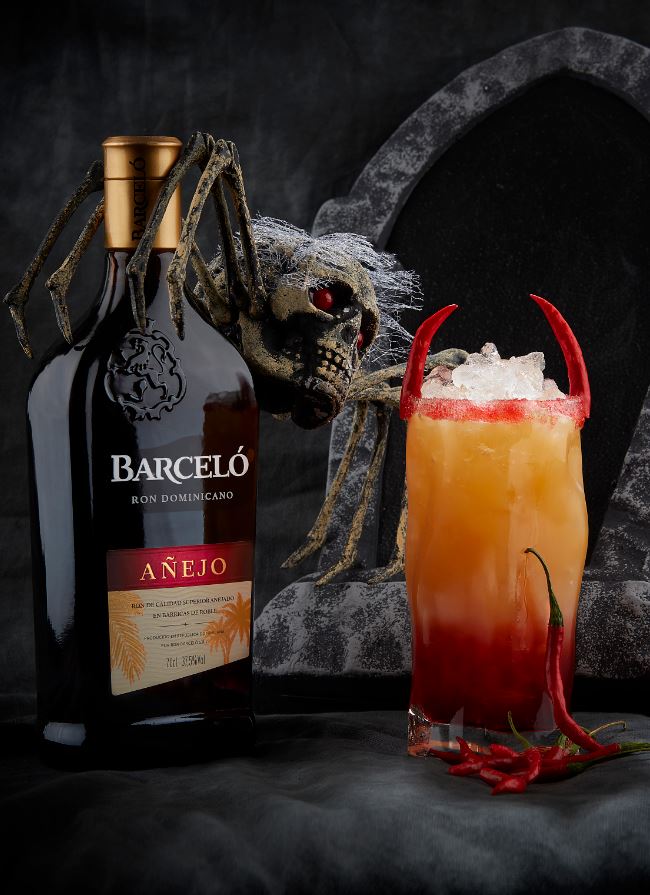 briefland's tweet photo. ¿Todavía no sabes qué sangrienta bebida servir en #Halloween? @RonBarceloSpain tiene el cóctel definitivo ➖ https://t.co/bcjtHB7WRj https://t.co/jt0oDkie4U