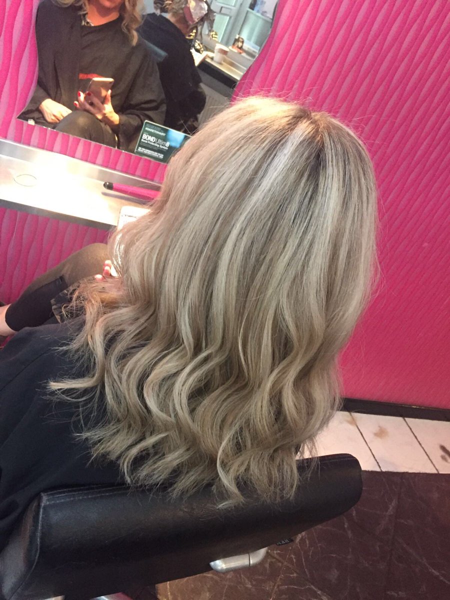 theedgelees's tweet photo. Gorg hair for Melissa😻#matrix #hairenvy #blondetones #naturaltones #leeshairdressers
Apps available for next week get booked in ladies 💁🏼‍♀️ https://t.co/LU2IXyTHLR