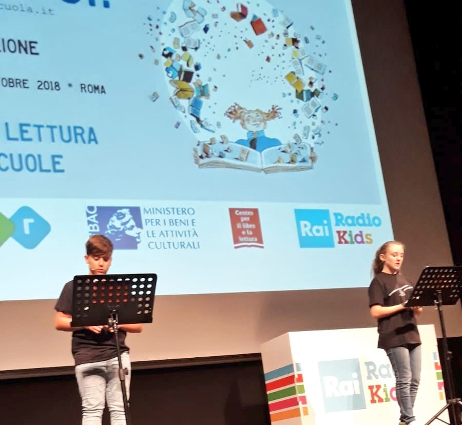 Centro_libro's tweet photo. Aurora e Giordano dell'IC San Nilo di Grottaferrata leggono "L'isola del tesoro" di Stevenson @teatrodiroma @LibriamociAS #LiveTweet https://t.co/7A6T0815t6