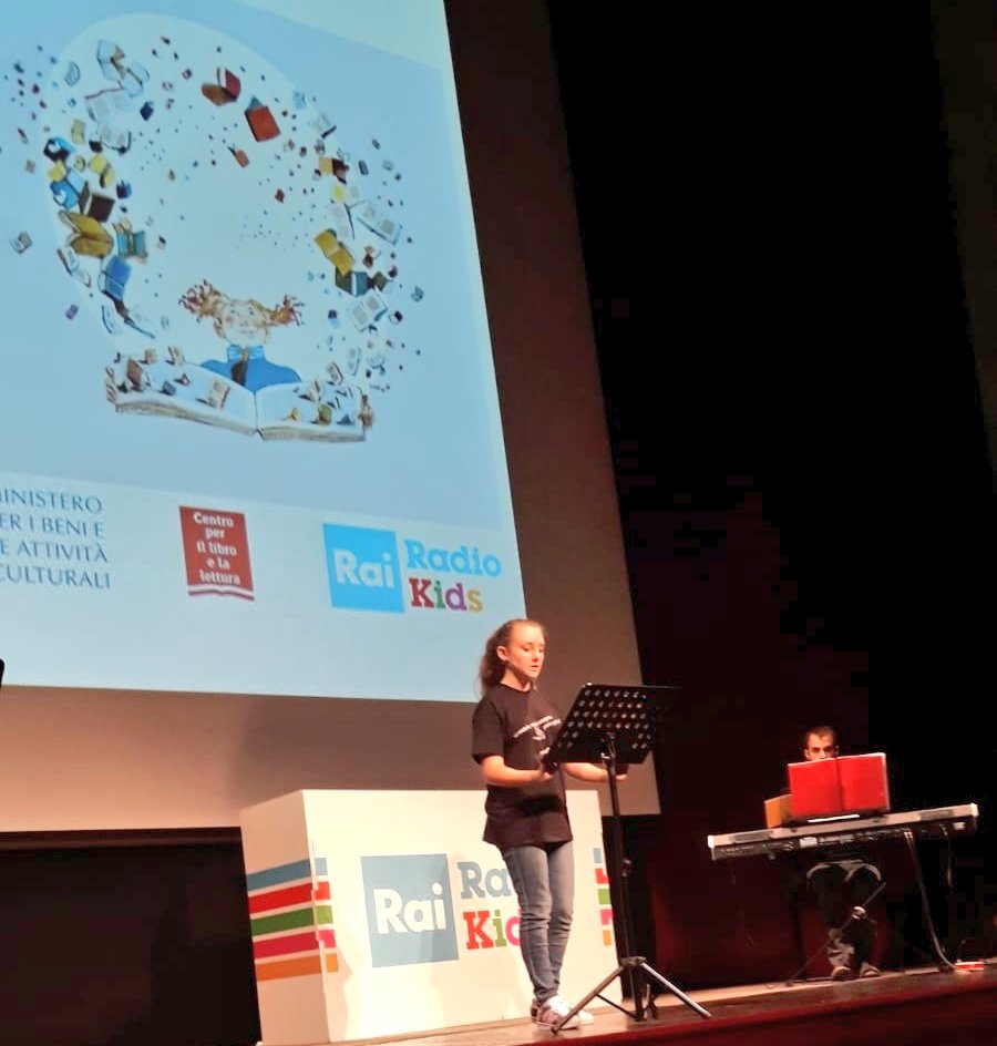 Centro_libro's tweet photo. Aurora e Giordano dell'IC San Nilo di Grottaferrata leggono "L'isola del tesoro" di Stevenson @teatrodiroma @LibriamociAS #LiveTweet https://t.co/7A6T0815t6