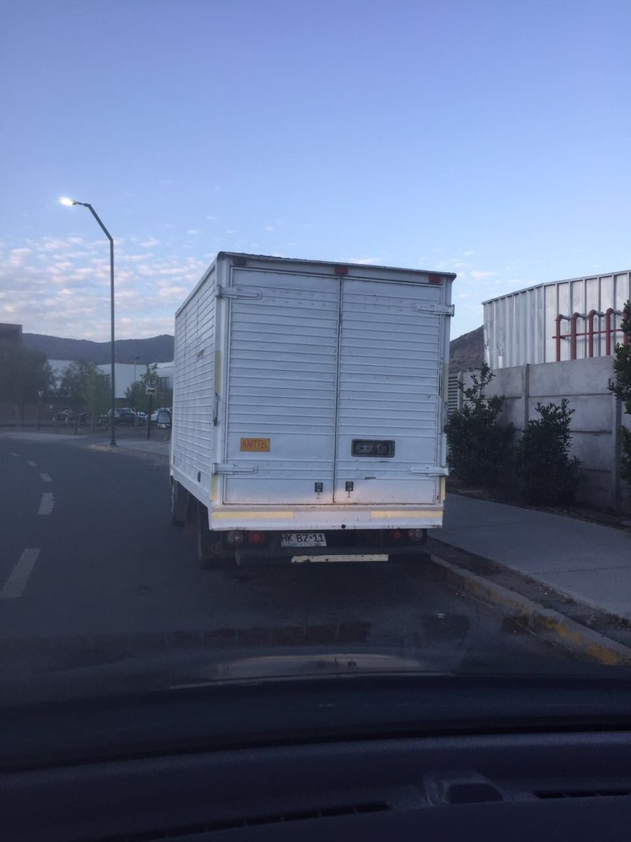 ytastwi's tweet image. Y otra vez... camión mal estacionado camino del solar siendo las 7:24 am de hoy. Definitivamente no hay intención de solución por parte de @TottusChile . Lamentable y agotador @SoleVialCummins  @alelanta , efectivamente hay partes empadronados ?@FELIPECASTILLOH