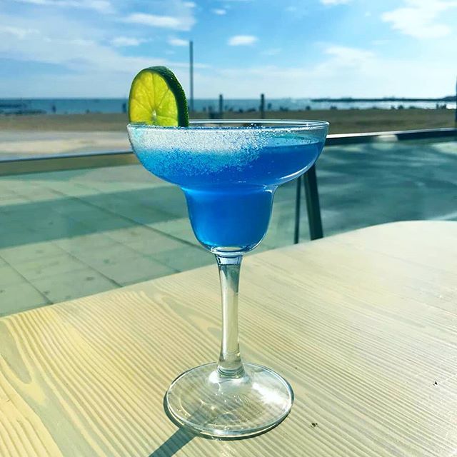 The weekend is here!!! So cheer up with our Blue Margarita 🍸✨
.
.
.
#pachabarcelona #afternoonpacha #cocktails #beach #terrace #lifestyle #afterwork #weekend #costaeste #autumn #goodvibes #bcngourmet #catalonia #barcelona #spain #bluemargarita #sky #terrace