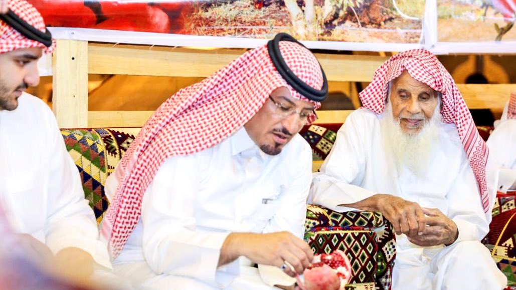 rmaen2030's tweet image. زار رئيس مجلس إدارة مجموعة نجمة المدائن الشيخ إبراهيم بن محمد الحديثي #مهرجان_الرمان_الثاني_بالشيحيه : 
مهرجان متميز بوفرة وجودة المنتج واشاد بإحترافية التنظيم وبفريق العمل السعودي رافقه خلال الزياره رئيس مركز الشيحية خالد  الربيعان و  أ.علي الحديثي وقدم الحديثي مكافئات للعاملين.