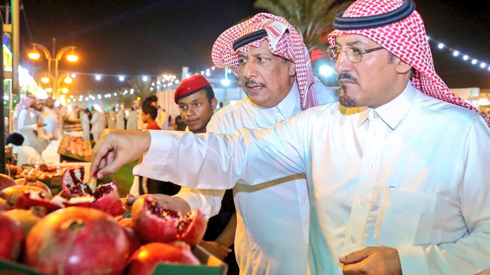 rmaen2030's tweet image. زار رئيس مجلس إدارة مجموعة نجمة المدائن الشيخ إبراهيم بن محمد الحديثي #مهرجان_الرمان_الثاني_بالشيحيه : 
مهرجان متميز بوفرة وجودة المنتج واشاد بإحترافية التنظيم وبفريق العمل السعودي رافقه خلال الزياره رئيس مركز الشيحية خالد  الربيعان و  أ.علي الحديثي وقدم الحديثي مكافئات للعاملين.