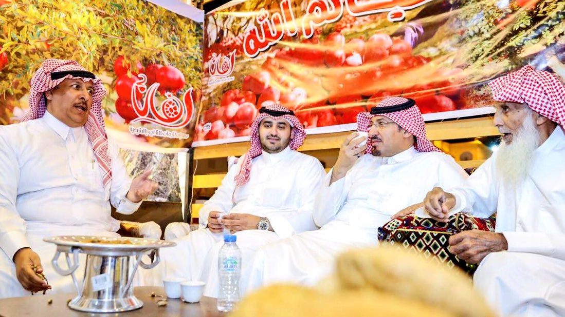 rmaen2030's tweet image. زار رئيس مجلس إدارة مجموعة نجمة المدائن الشيخ إبراهيم بن محمد الحديثي #مهرجان_الرمان_الثاني_بالشيحيه : 
مهرجان متميز بوفرة وجودة المنتج واشاد بإحترافية التنظيم وبفريق العمل السعودي رافقه خلال الزياره رئيس مركز الشيحية خالد  الربيعان و  أ.علي الحديثي وقدم الحديثي مكافئات للعاملين.