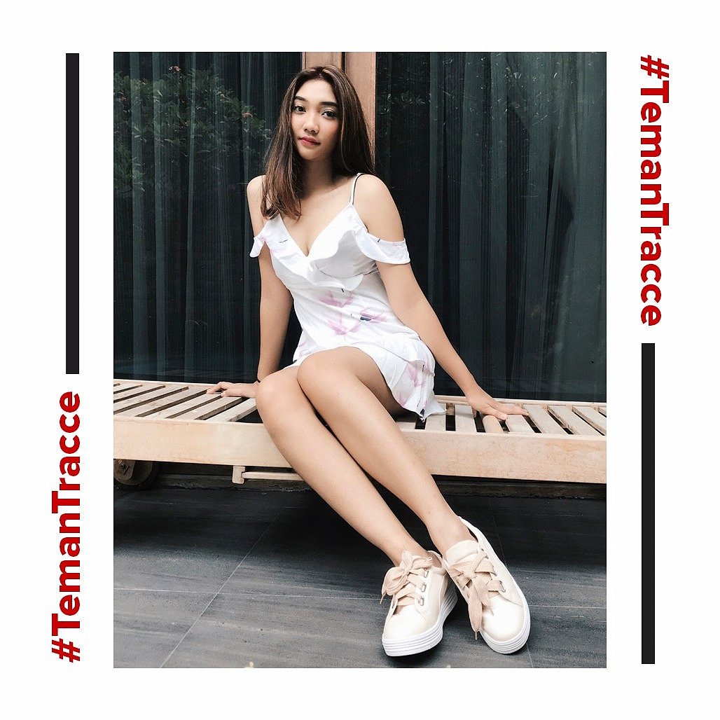 TracceID's tweet photo. Show off your 'it girl' attitude effortlessly with TAVIA! Feminin dengan tali sepatu unik, sneakers ini pemanis penampilanmu di akhir pekan! Dapatkan sepatu seperti @c.eendy ini di toko #tracce terdekat atau online (link in bio) https://t.co/Dy8GvwRxD9