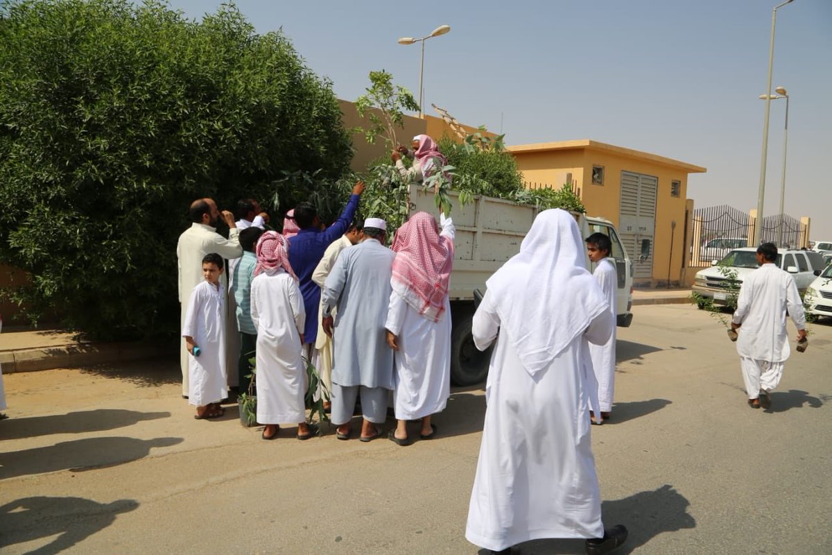 onaizah_muni's tweet photo. في جامع السلام غرب عنيزة تواجدت البلدية مساء اليوم تزامنا مع خطبة الجمعة للشيخ عبدالمحسن القاضي والتي كانت عن البيئة والتشجير.
بلدية عنيزة شاركت في هذه المناسبة عبر اللوحات التوعوية وتوزيع الشتلات من مشتل البلدية ممثلاً بإدارة الحدائق والتجميل على المصلين بعد انتهاء صلاة الجمعة. https://t.co/7jKdqDrXAW
