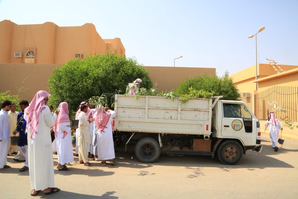 onaizah_muni's tweet photo. في جامع السلام غرب عنيزة تواجدت البلدية مساء اليوم تزامنا مع خطبة الجمعة للشيخ عبدالمحسن القاضي والتي كانت عن البيئة والتشجير.
بلدية عنيزة شاركت في هذه المناسبة عبر اللوحات التوعوية وتوزيع الشتلات من مشتل البلدية ممثلاً بإدارة الحدائق والتجميل على المصلين بعد انتهاء صلاة الجمعة. https://t.co/7jKdqDrXAW