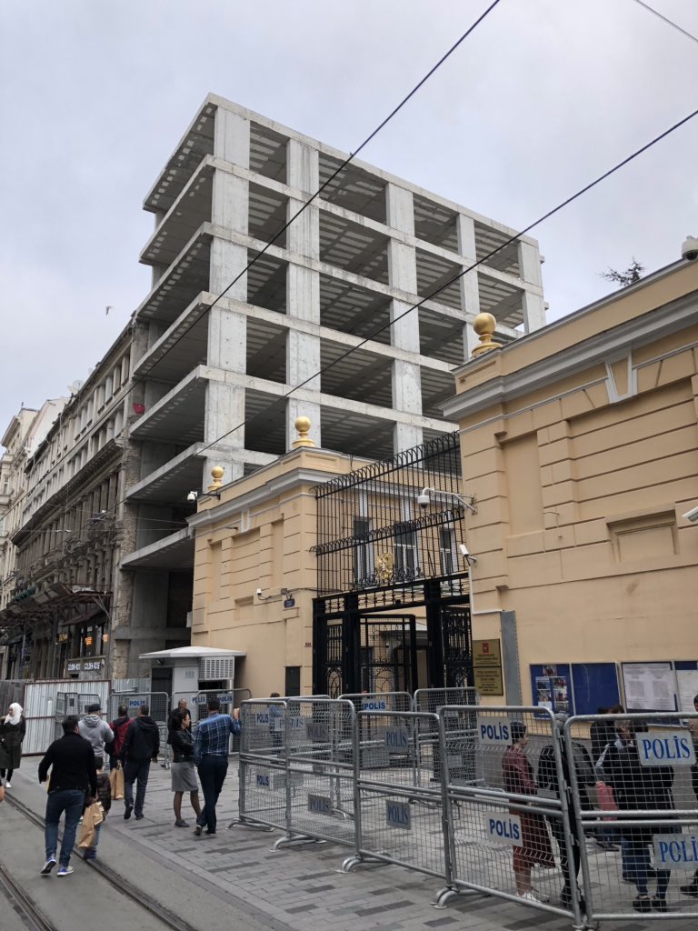 CirkinIstanbul's tweet photo. İstiklal Caddesi'ndeki bina yüksekliği uyumunun bizzat @BeyogluBld'nin kendi binası tarafından katledilmesi. https://t.co/p9LbZs0Xr5