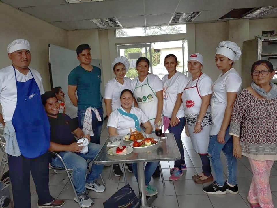 secap_ec's tweet photo. Con ánimo de #BuenViernes, compartimos la experiencia de participantes del #CursoSecap de "#Cocina Nacional" en convenio con el movimiento "Yo también"en #SantoDomingo. #CapacitaciónParaTodos #EmprendeConSecap https://t.co/W3LqWzGQNS