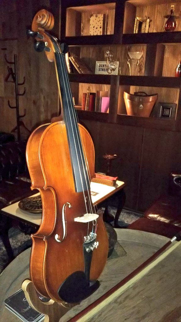 糸島 على تويتر 行って参りましたシャーロックホームズバー とても良い雰囲気でホームズのハットもバイオリンもおさわり自由でございました