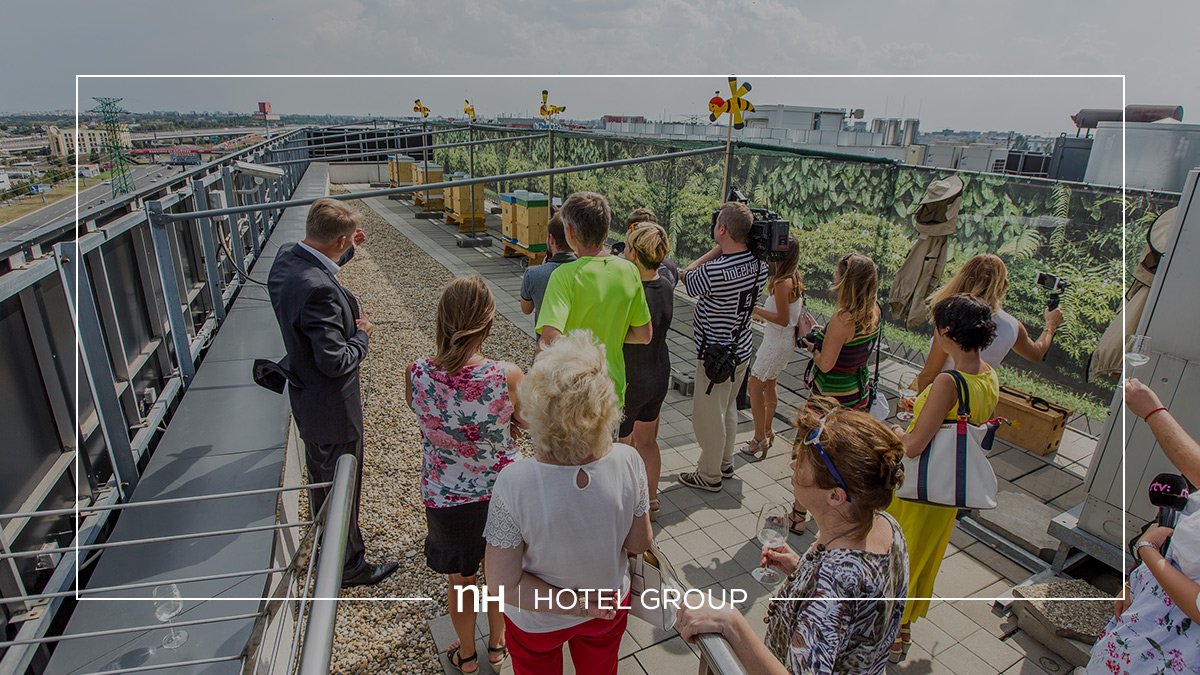 MinorHotelsEUAM's tweet photo. Nuestro NH Bratislava Gate One ha instalado ocho colmenas en el tejado de su hotel que contribuyen a la apicultura y la protección de las abejas. Esta acción no solo dará vida al hotel, sino que también lo beneficiará con su propia producción de abejas. #NHEnvironment https://t.co/y616kzPgHw