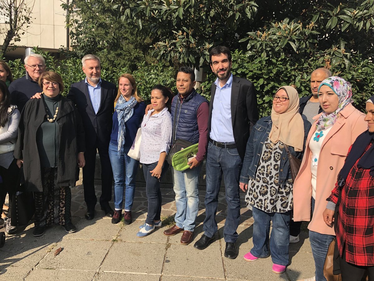 maumartina's tweet photo. A Lodi accanto alle famiglie dei bambini discriminati dal Comune. Non ci voltiamo dall’altra parte e continuiamo l’impegno per uguali diritti e doveri #fiancoafianco https://t.co/2AR6D4poKo