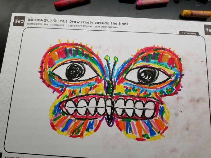 少し前にお台場のチームラボの見に行って来ました
描いた絵が飛び回るやつもやりました 