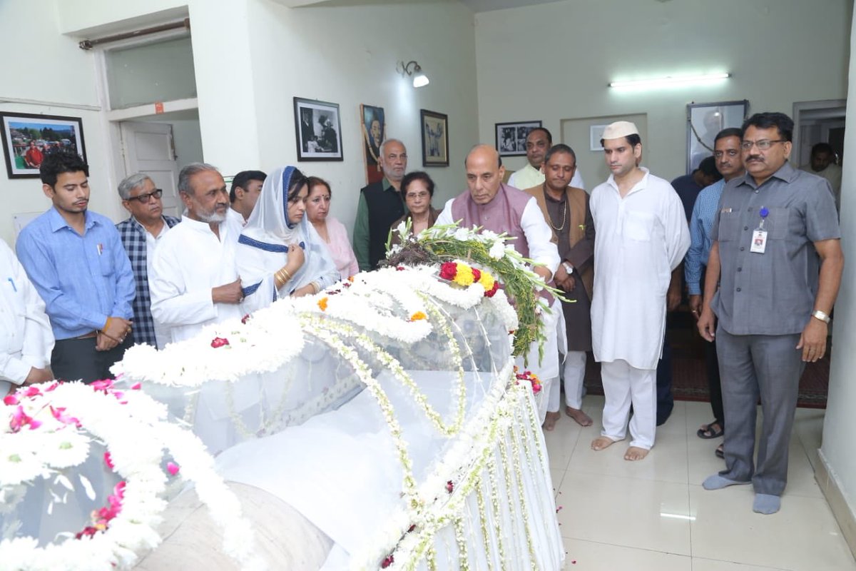 Rajnath Singh On Twitter Paid My Last Respects To Former Cm Of Uttar Pradesh And Uttrakhand Narayan Datt Tiwari Ji Met His Bereaved Family Members And Offered My Heartfelt Condolences Https T Co 5diyae85al