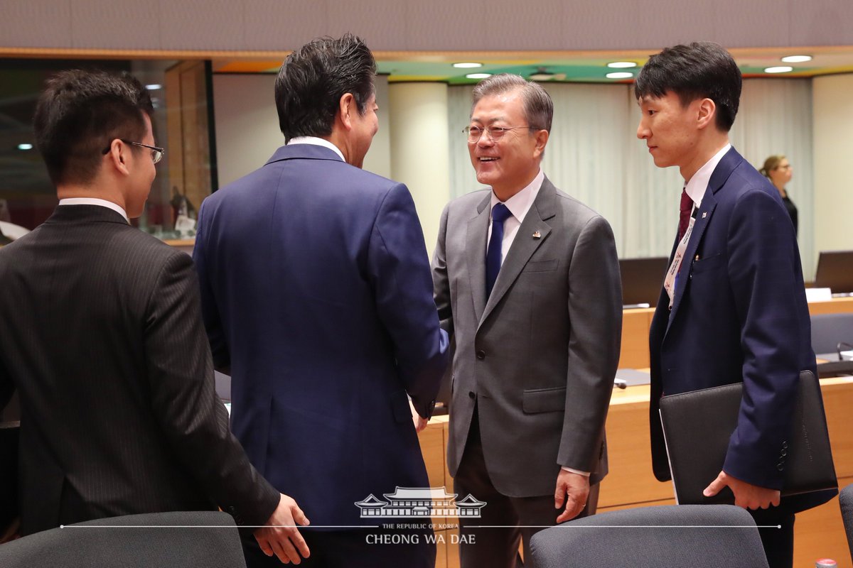 브뤼셀에서 개최된 ASEM 정상회의 <a href="/AsiaEuropeMtg/">Asia-Europe Meeting (ASEM)</a> 에 참석했습니다. 
마크롱 대통령, 리센룽 총리, 아베 총리 등 정상들을 다시 만나 포용성의 확대, 4차산업 혁명, 아시아와의 연계 강화 등 세 가지 분야에 아셈의 역량을 집중할 것을 건의했습니다. 또한 한반도 평화에 대한 성원을 부탁했습니다.