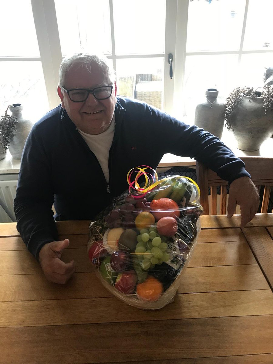 Excelsiorterras's tweet image. Heel @Excelsiorterras 1 wenst @gjknol een goed herstel toe en eet smakelijk! #beterschap #vruchtjes #bananen #ambitie #betrokkenheid