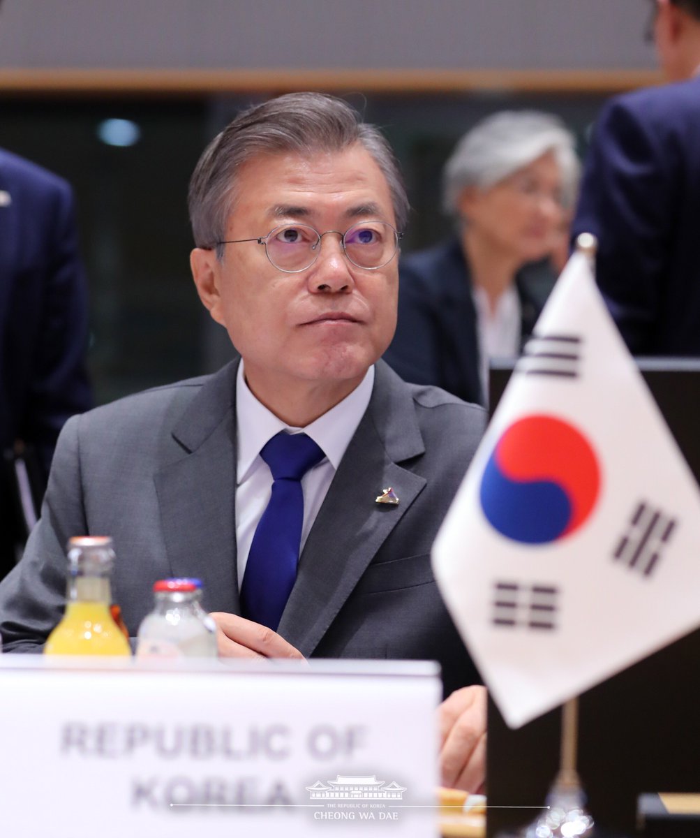pbjs9876's tweet photo. 문재인
ASEM 정상회의가 범세계적 현안 해결에 도움이 되는 회의가 되길 바랍니다. 아시아와 유럽 간 연계성은 한반도의 평화를 통해 완성되고 한반도의 평화는 궁극적으로 아시아와 유럽의 공동번영으로 이어질 것입니다. #ASEM2018 https://t.co/cSCamiexVH https://t.co/NNsTrXipgC