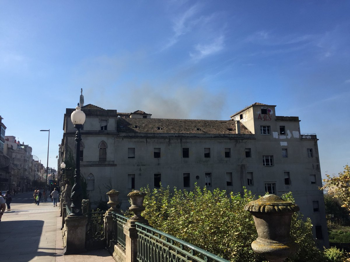 LauraBlast's tweet photo. @abelcaballero ya que estas poniendo vigo “bonito” podrias hacer algo con este gran edificio. Que se lo estan cargando https://t.co/9cBtFwkPQJ