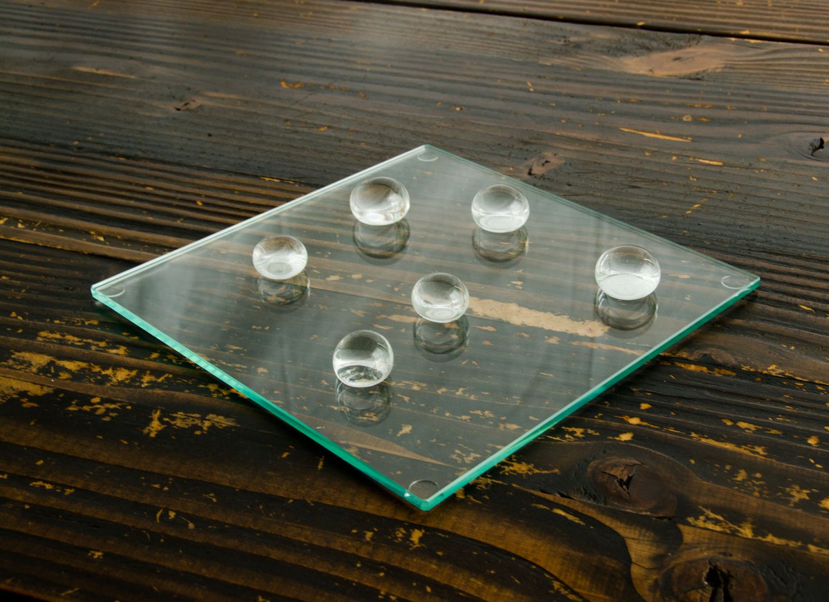 東京ゲームメイカーズ ドラゴンダッシュ そして この展示では 窓についた水滴 をモチーフにしたアナログゲーム を展示販売しています 置いてあるだけでも満足できる綺麗なゲームを作りたくて ガラスの職人さんとぷっくりした水滴のコンポーネントを作り