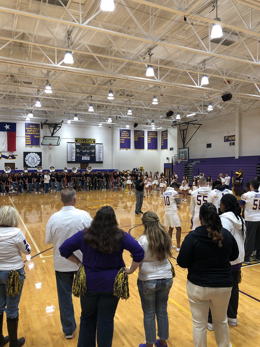 Friday Football Fever at JV with <a href="/NateGriffFOX26/">Nate Griffin</a> !! Go Falcs!