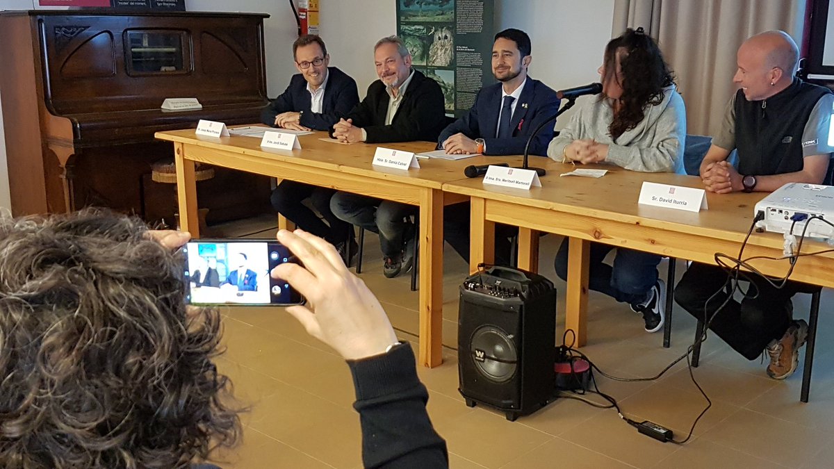 territoricat's tweet photo. El conseller @damiacalvet s'apropa a la seu del #PNMontsant per anunciar la declaració de 12 municipis com a zona d'especial protecció envers la #contaminació acústica i punt de referència de protecció lumínica. @DOGCdeldia https://t.co/hQ381tmK7d  #soroll #Priorat https://t.co/gTB1F7TEmj