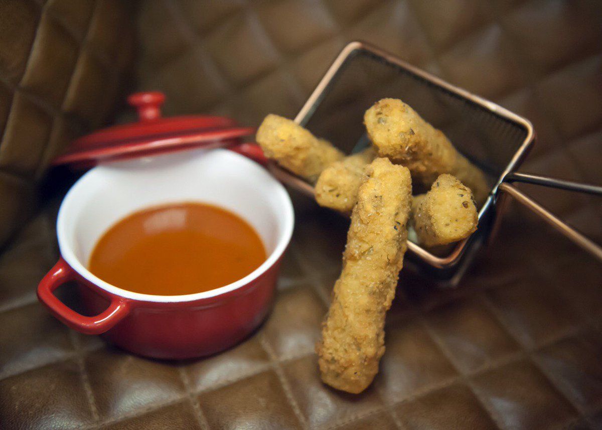 •
Croccanti e saporiti fuori, deliziosamente "filanti" all'interno: sono i Mozzarella sticks, una delle ultime novità del menù di Tyler 😋
•
Bastoncini di mozzarella home made fritti con la nostra speciale panatura alle erbe 🍃 e serviti con salsa marinara a parte 🍅