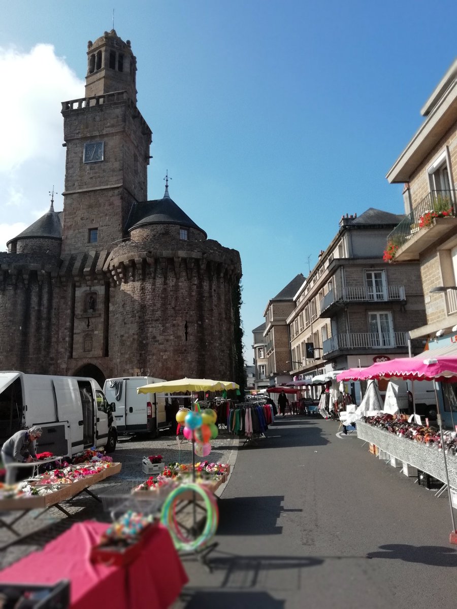paysdevire's tweet image. Comme un air d'été indien. L'été joue les prolongations à la fin octobre, en balade dans les rues du centre-ville de Vire jour de marché. #eteindien #vire #marchélocal #produitduterroir #automne #soleil