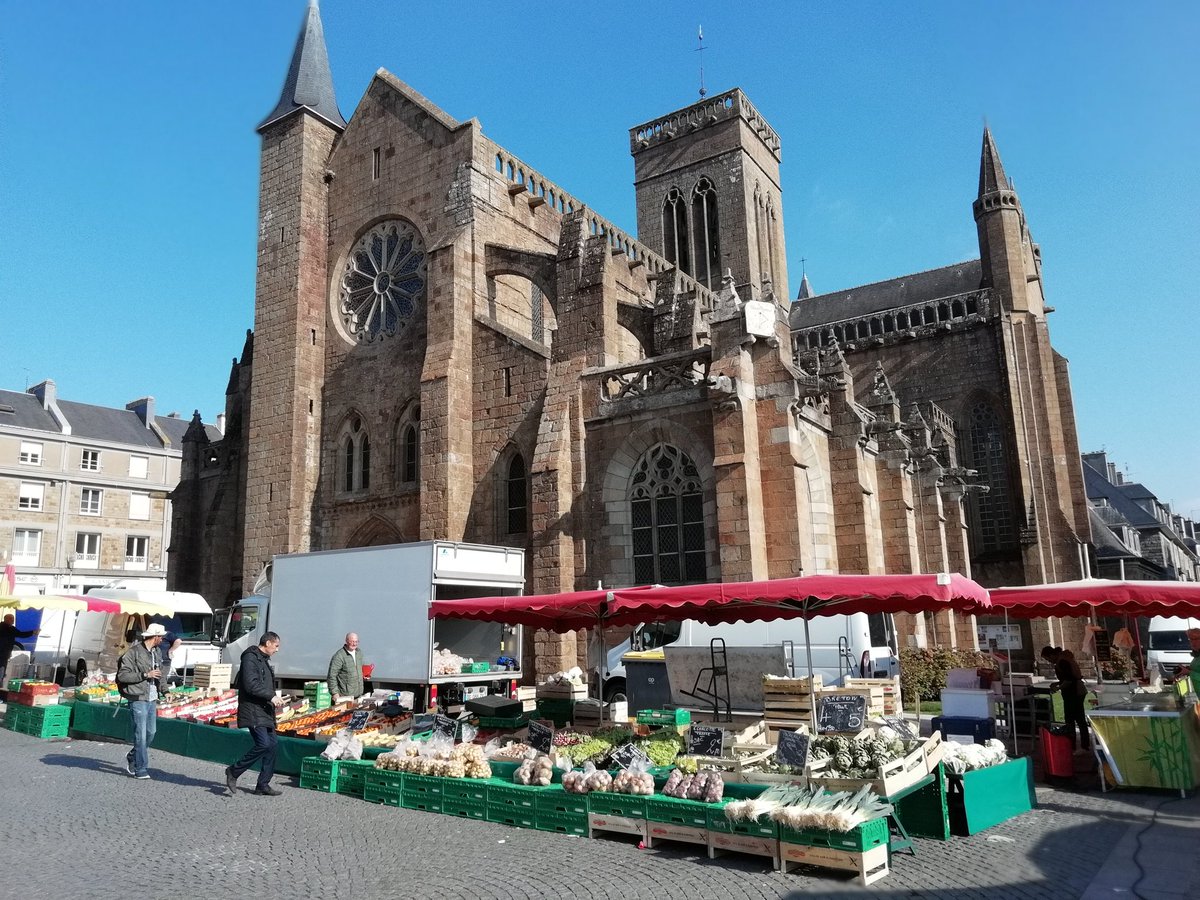 paysdevire's tweet image. Comme un air d'été indien. L'été joue les prolongations à la fin octobre, en balade dans les rues du centre-ville de Vire jour de marché. #eteindien #vire #marchélocal #produitduterroir #automne #soleil
