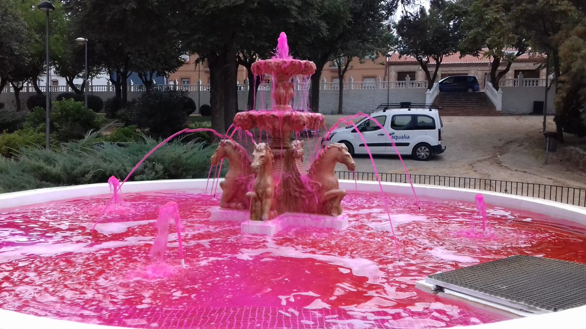 En el #DíaContraelCáncerdeMama la fuente del Parque Municipal se tiñe de  rosa