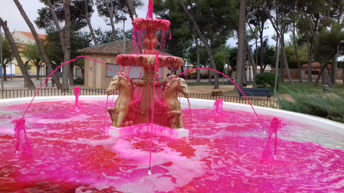 En el #DíaContraelCáncerdeMama la fuente del Parque Municipal se tiñe de  rosa