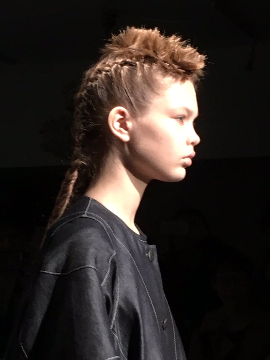 装苑online Na Twitteru フリルやレースのフェミニティにモヒカン風な ヘアアレンジ リロト の ジェンダーレス なニュアンスが素敵 Amazonfwt Liroto Hair Hairmake 19ss Fashion モヒカン 装苑online Na Twitteru フリルやレースのフェミニティにモヒカン風な ヘアアレンジ リロト の ジェンダーレス なニュアンスが素敵 Amazonfwt Liroto Hair Hairmake 19ss Fashion モヒカン
