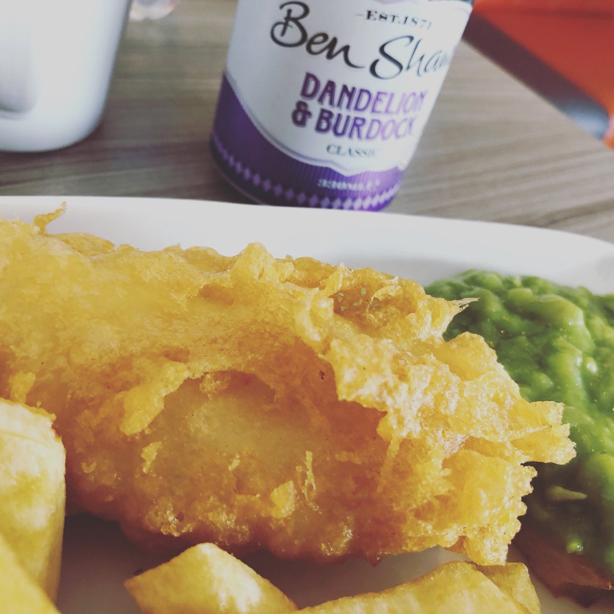Thecrispycod's tweet image. What Fridays are made for #perfectbatter#freshcornishhake#dailymademushypeas#dandelionandberdock @FishNChipAwards @seafishuk @NFFF_UK @MSCintheUK @KFELtd @Fry_Magazine @Middletonfoods