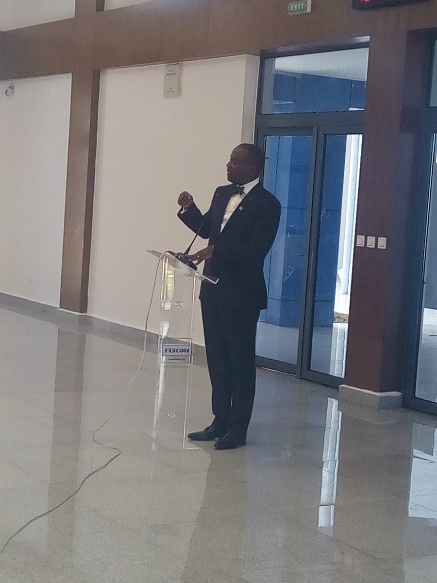 FEICOM1's tweet photo. Philippe Camille #AKOA, DG appelle de tous ses vœux un #FEICOM solidaire dans cet immense immeuble qui abrite désormais les services du #FEICOM en contrebas de l'ancien bâtiment sis au quartier Mimboman Yaoundé-Cameroun. Il s'est dit très sensible à l'attention du personnel. https://t.co/rW37h9xocY