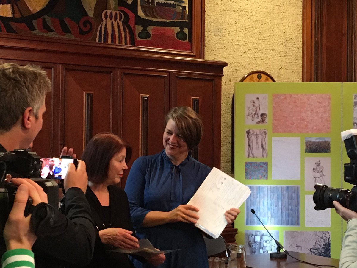 Karina Wolkers overhandigt symbolisch het eerste gedeelte van de artistieke nalatenschap van Jan Wolkers aan Meta Knol <a href="/DeLakenhal/">Museum De Lakenhal</a> en Kurt de Belder van <a href="/ubleiden/">UBLeiden</a>