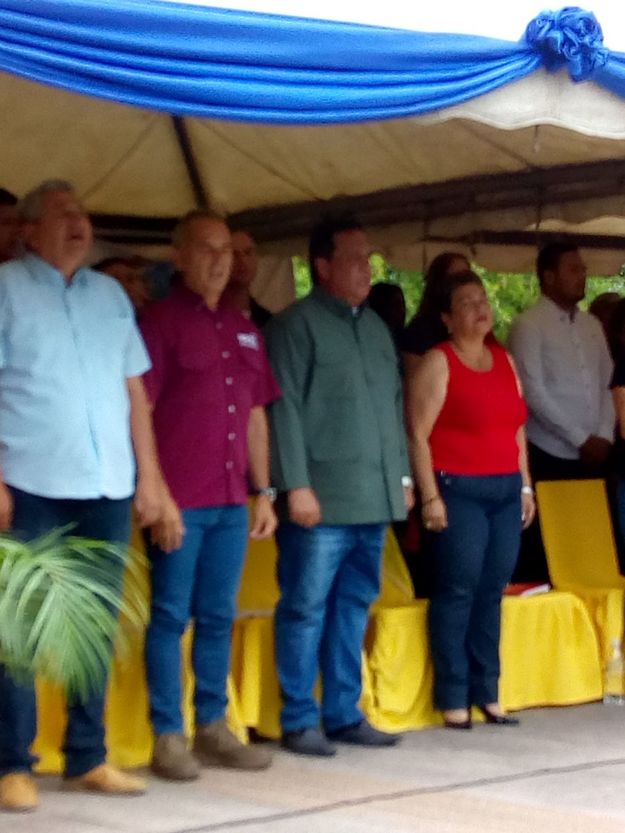 Desde la Plaza Bolívar de San Cristóbal... Junto al Protector <a href="/FreddyBernal/">Freddy Bernal</a> y el Mayor <a href="/Gerardo4fPsuv/">Gerardo Márquez</a> juramentamos a los Candidatos a Concejales del Estado Táchira