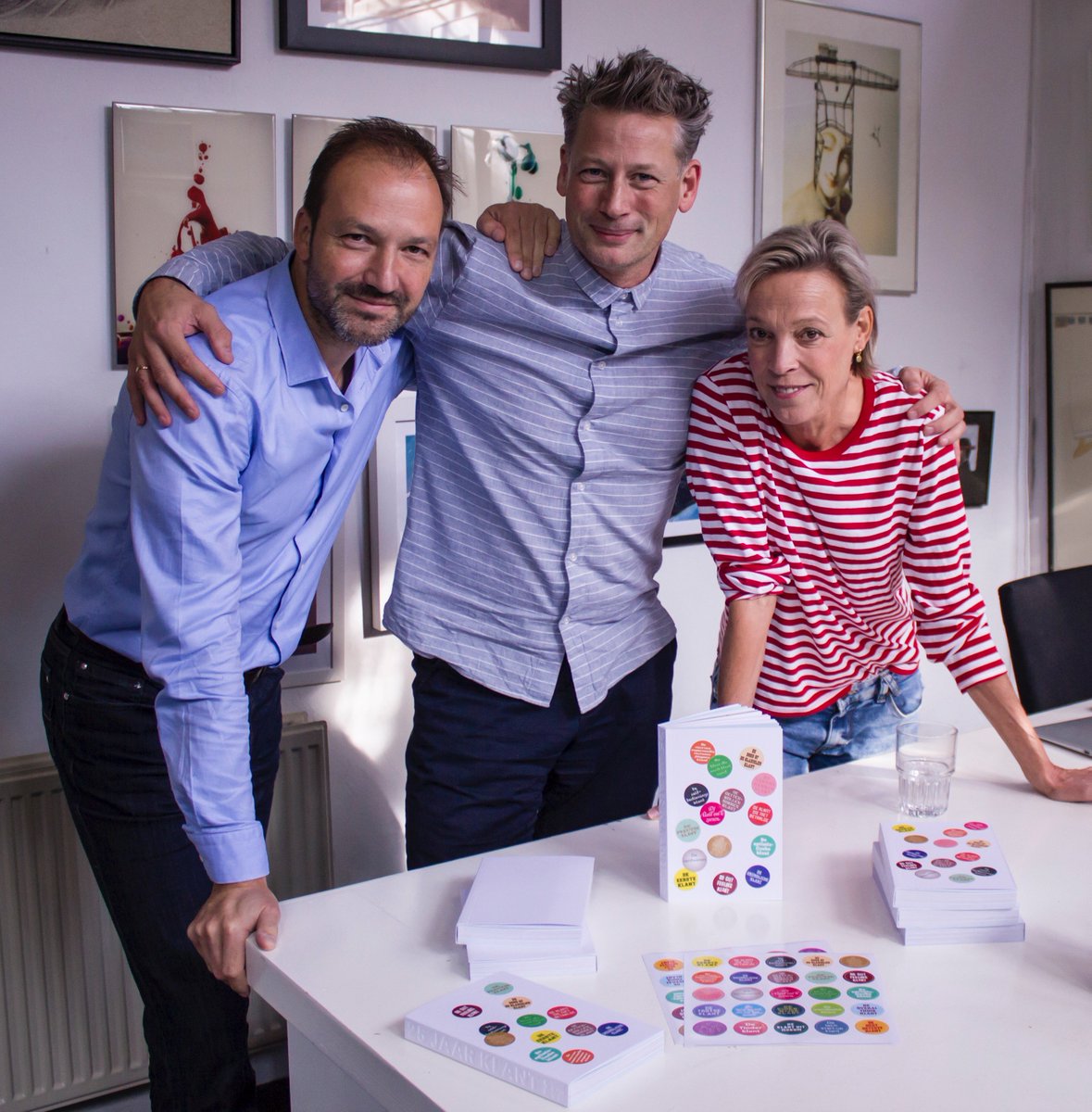 Hoe leuk: vers van de drukpers kwam <a href="/refkele/">joeri jansen</a> de eerste exemplaren brengen van het 253 pagina's dikke '25 Jaar Klant', dat we met <a href="/outintheopen_nu/">Out in the Open</a> maakten voor het 25-jarige <a href="/roordareclame/">Roorda Reclamebureau</a> en dat zeer fraai werd vormgegeven door Bloemendaal &amp; Dekkers! #sneakpreview