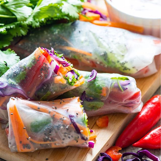 MonashFODMAP's tweet image. Happy weekend! Rice paper rolls are healthy, quick &amp;amp; fun to make! For filling, all you need is sliced #lowFODMAP veggies - chicken and prawns also make great additions! #TryFor5