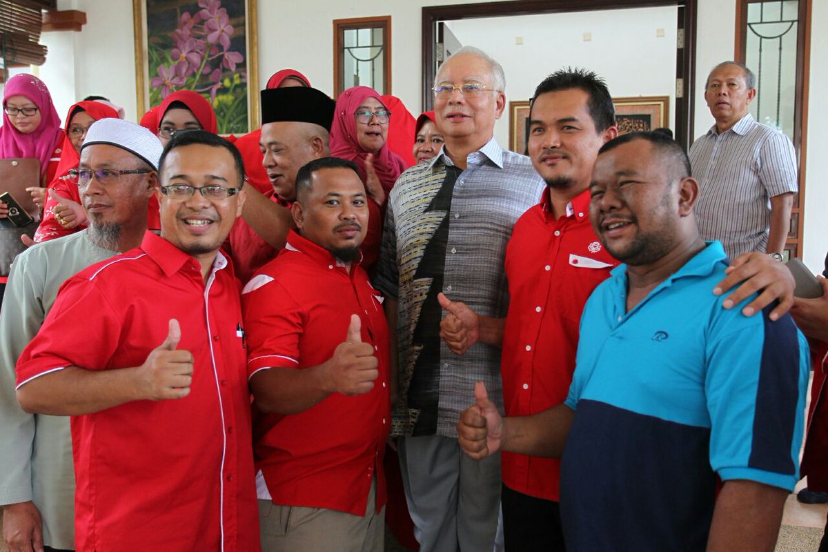 NajibRazak's tweet photo. Saya meluangkan masa bersama ahli-ahli UMNO Bahagian Rompin tadi, berkongsi pendapat isu semasa. Saya yakin UMNO tetap berdiri teguh, terus mara jika kita sentiasa mengingati asas perjuangan kita - agama, bangsa dan negara. https://t.co/zHJG7u5r2q