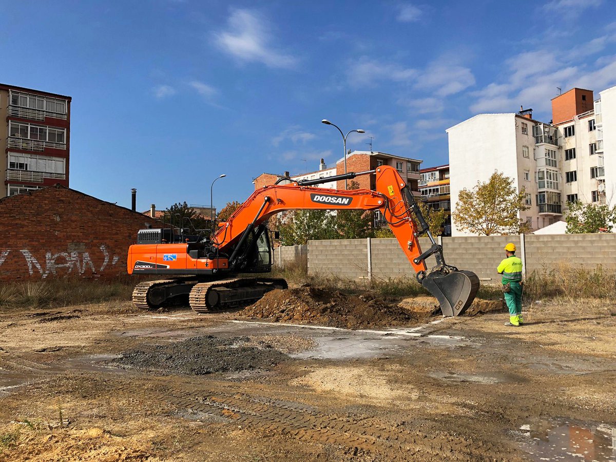 Comenzamos movimiento de tierras🚧 con @excavacionesmm para el montaje de la grúa🏗 en la obra de 19 viviendas🏠 de proyectos Luengo Vega ➡ mtr.cool/kgacxme 📲