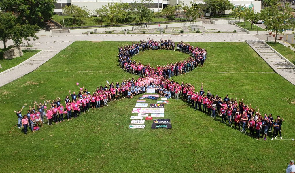 La marcha Avancemos a grandes pasos contra el cáncer del seno. Me siento muy orgullosa de ser parte de un movimiento tan bonito y me encantó poder compartir la emoción con mis chicos de Cardio, los aprecio mucho y sé que tendremos muchas memorias como esta. #TeamCardio❤️ #FAMSA💙