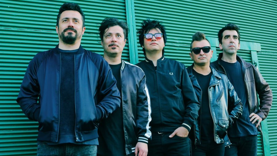 futurofm's tweet photo. VIDEO // Pillanes, la nueva superbanda chilena, presenta "El Mundo Es un Lugar Tan Triste", su primer single https://t.co/iYMXtsQkZk https://t.co/yD7R2hcvEj