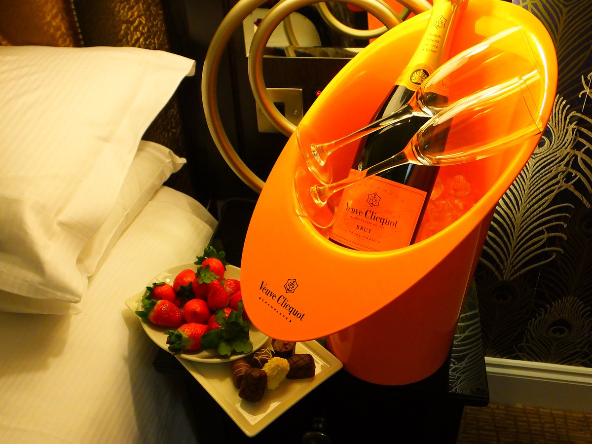 Clink, clink! Happy #nationalChampagneDay 

Don't forget to pre-order yours next time you're coming to stay.