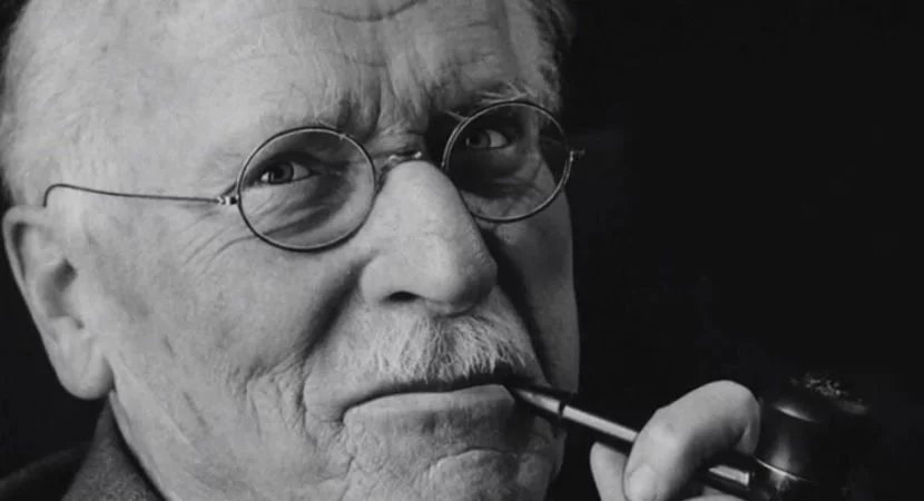 bumeranlibros's tweet photo. "La soledad es peligrosa. Es adictiva. Una vez que te das cuenta de cuánta paz hay en ella, no quieres lidiar con la gente".  

Carl Gustav Jung https://t.co/zYBjVHAcXl