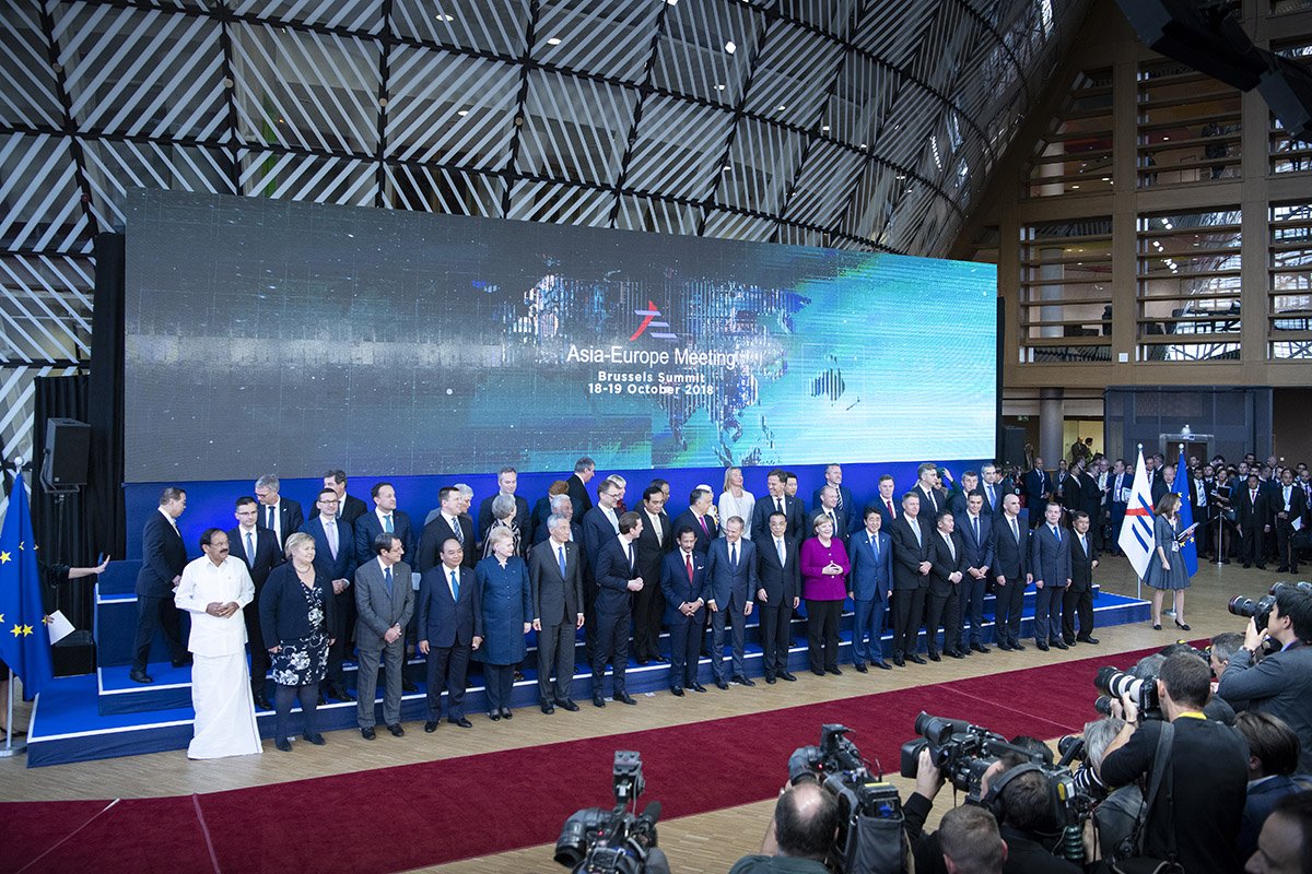 Die 51 Staats- und Regierungschefs des ASEM-Gipfels haben sich zu einem gemeinsamen Familenfoto versammelt.